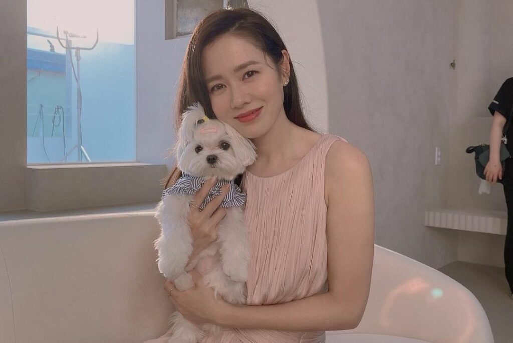 Son Ye Jin / @yejinhand